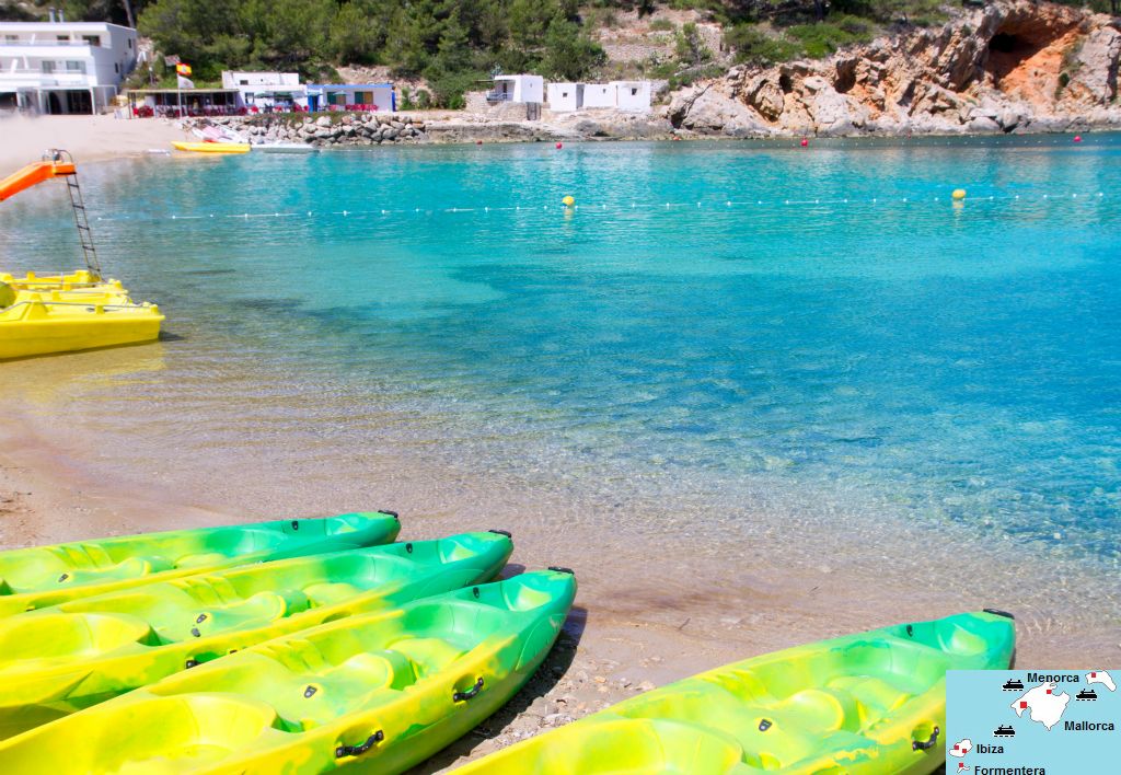 Dit is het strand van San Miquel, ongeveer  vijf kilometer van het dorp San Miquel in het noorden van Ibiza. Op het strand zijn een aantal goede visrestaurants, er is een duikschool en een surfschool en je kunt er surfplanken huren.